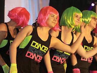 Tanz, Büttenreden, das Tanzmariechen und natürlich auch das obligatorische Männerballett - alles, was eine zünftige Prunksitzung benötigt, brachte der Gößweinsteiner Narrenkübel auch auf die Bühne. Fotos: Franz Galster