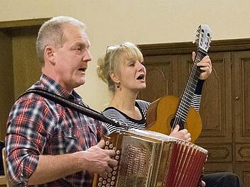 Begleiteten das "Offene Singen" im Pfarrheim in Burkardroth mit ihren Instrumenten: Helmut Handwerker und Daniela Pototschnik. Fotos: Björn Hein