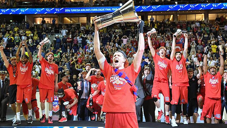 Moskaus Kapitän Victor Khryapa stemmt den Euroleague-Pokal in die HÖhe. Im Hintergrund jubeln seine Teamkollegen von ZSKA. Foto: Soeren Stache/dpa