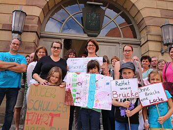 Viele kreative Plakate haben die Kinder aus Arnshausen gemalt, um für ihre Brücke im Brühl zu kämpfen. Fotos: Ralf Ruppert