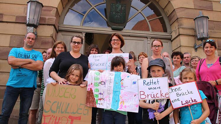 Viele kreative Plakate haben die Kinder aus Arnshausen gemalt, um für ihre Brücke im Brühl zu kämpfen. Fotos: Ralf Ruppert