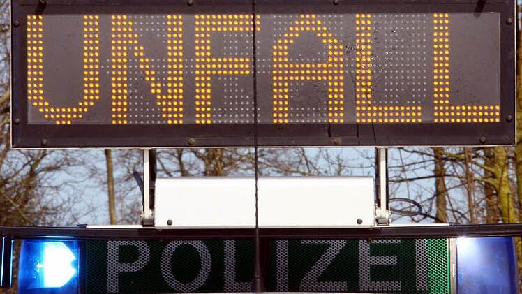 Innerhalb von vier Stunden hat es am Montag fünf Mal auf der A73 bei Memmelsdorf gekracht. Symbolbild: dpa/Archiv