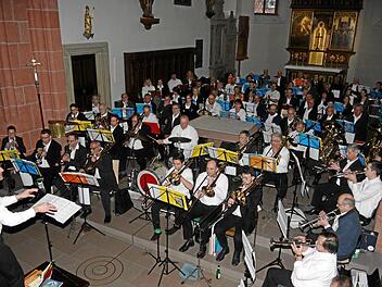 90 Musiker füllten den Altarraum, der Klang ihrer Blasinstrumente erfüllte den Kirchenraum und erfreute die vielen Besucher in der Stadtpfarrkirche von Ebern. Fotos.Klemens Albert