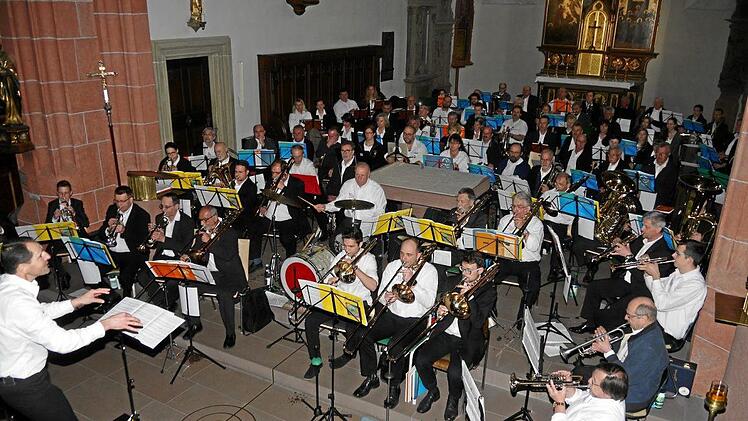 90 Musiker füllten den Altarraum, der Klang ihrer Blasinstrumente erfüllte den Kirchenraum und erfreute die vielen Besucher in der Stadtpfarrkirche von Ebern. Fotos.Klemens Albert