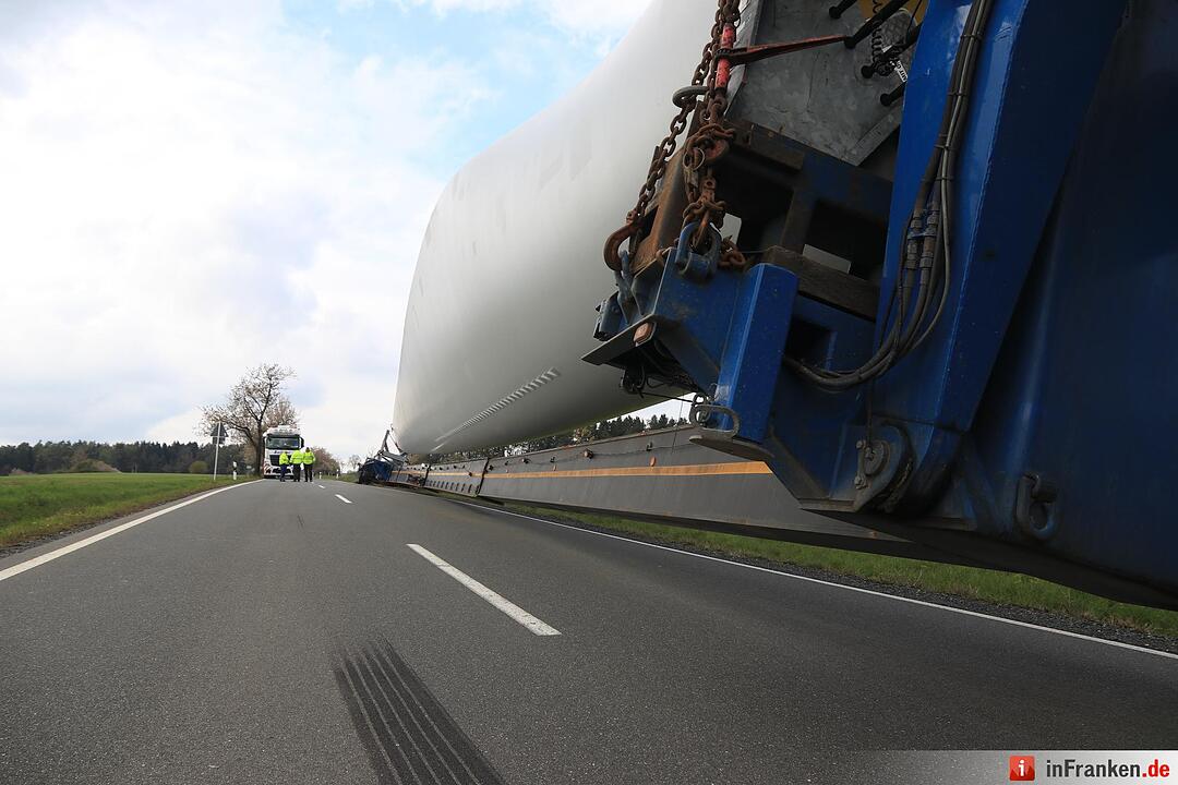 Schwertransport mit Windradflügel landet bei Thurnau im Graben