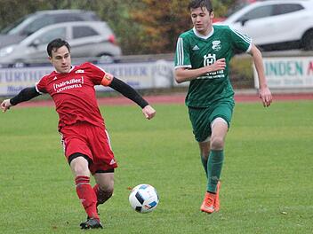 Der Lichtenfelser Kapit&auml;n Daniel Schardt (links) kommt im Laufduell vor dem ASVler Julian Henke an den Ball.  Foto: fussballn.de