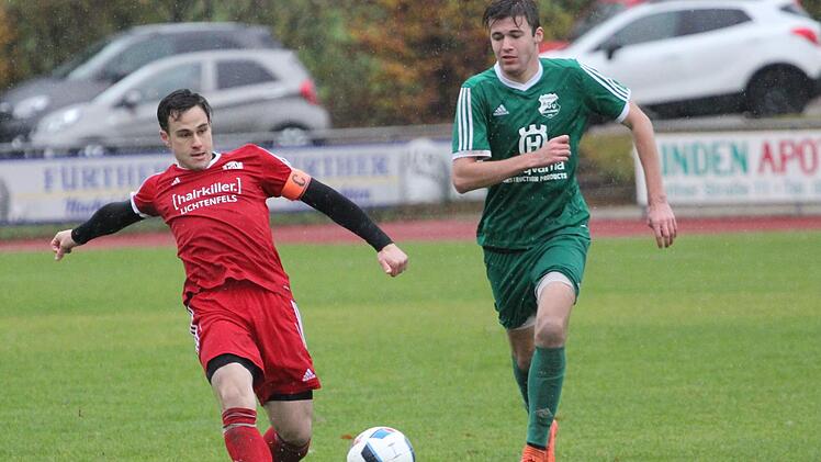 Der Lichtenfelser Kapit&auml;n Daniel Schardt (links) kommt im Laufduell vor dem ASVler Julian Henke an den Ball.  Foto: fussballn.de