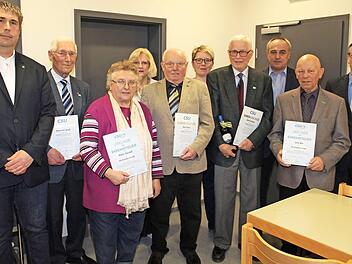 Bei den Ehrungen (von links): Thorsten Schmidtke, Heinrich Gra&szlig;, Anni G&uuml;ckel, Melita Braun, Karl Kraus, Katja Jungkunz, Adolf Kellner, Robert H&uuml;mmer, Otto B&auml;hr und Hans Werner Schuster Foto: Roland Dietz