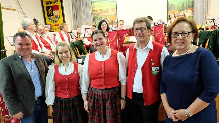 Zahlreiche Musiker wurden beim Konzertabend geehrt. Foto: Philipp Bauernschubert.