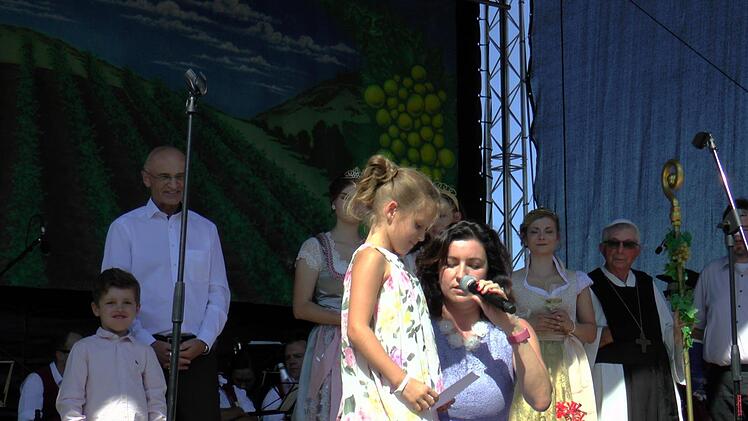 Töchterchen  Charlotte Bär hielt ihren den ersten Trinkspruch ihres Lebens. Minister-Mama Dorothee Bär unterstützte sie dabei.