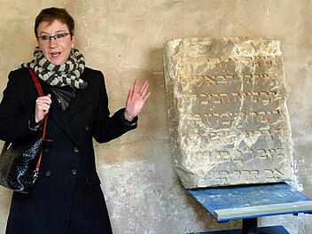 Susanne Talabardon (hier bei der Erläuterung einer jüdischen Grabsteininschrift) Foto: Universität Bamberg