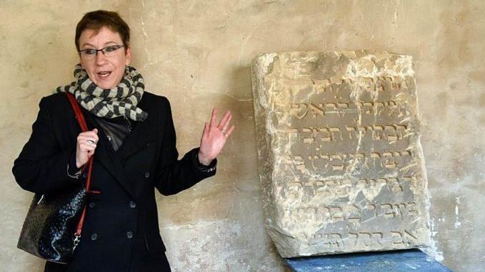 Susanne Talabardon (hier bei der Erläuterung einer jüdischen Grabsteininschrift) Foto: Universität Bamberg