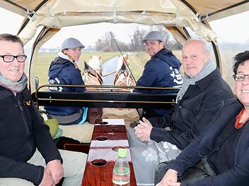 Leonhard Thomann, Karpfenkönigin Nina Hock, Alfred Hock, Bürgermeister Gerald Brehm und Christiane Kolbet (v. l.) auf Tour         Foto: Johanna Blum