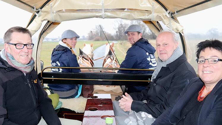 Leonhard Thomann, Karpfenkönigin Nina Hock, Alfred Hock, Bürgermeister Gerald Brehm und Christiane Kolbet (v. l.) auf Tour         Foto: Johanna Blum