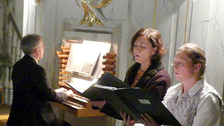Die Solistinnen (von rechts) Elisa Pachmann und Manuela Schraml mit Thomas Grünke an der Orgel