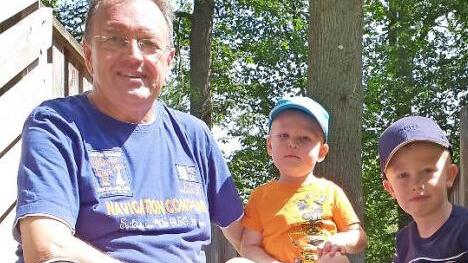 Udo Siegel: ein Kommunalpolitiker, Feuerwehr-, Freizeit- und Familienmensch mit Leib und Seele mit seinen beiden Enkeln Foto: privat