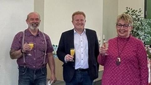 Die Verwaltungsgemeinschaft Ma&szlig;bach verabschiedete gleich zwei Kollegen in den verdienten Ruhestand: (von links) Judith Dekant (1. B&uuml;rgermeisterin Gemeinde Thundorf), Armin Gernert, Matthias Klement (1. B&uuml;rgermeister Markt Ma&szlig;bach), Irma Ge&szlig;ner und Frank Mauer (Gesch&auml;ftsleitung). Foto: Christina G&uuml;nzel