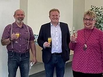 Die Verwaltungsgemeinschaft Maßbach verabschiedete gleich zwei Kollegen in den verdienten Ruhestand: (von links) Judith Dekant (1. Bürgermeisterin Gemeinde Thundorf), Armin Gernert, Matthias Klement (1. Bürgermeister Markt Maßbach), Irma Geßner und Frank Mauer (Geschäftsleitung). Foto: Christina Günzel