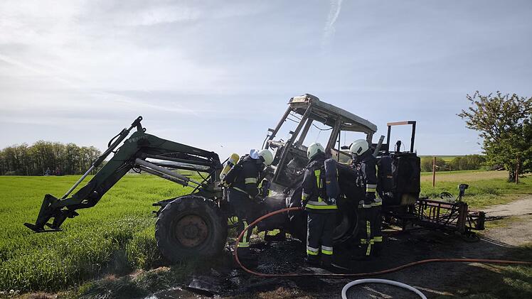 Waizendorf: Staatsstraße wegen brennenden Traktor voll gesperrt - "Vollbrand"