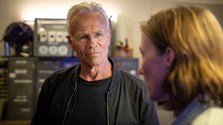 Max Ballauf (Klaus J. Behrendt) bekommt von Eva Kr&uuml;ger (Katja B&uuml;rkle) die Oper erkl&auml;rt.