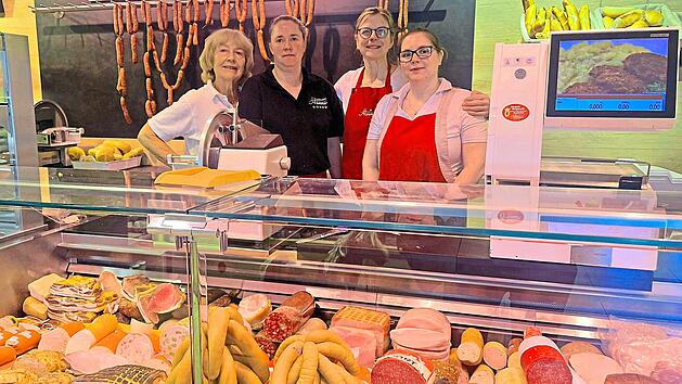 Metzgermeisterin Marion H&uuml;mmer (2.v.r.) mit ihrem Team (v.l.) Hannelore, Moni und Selina.G&uuml;nther Geiling