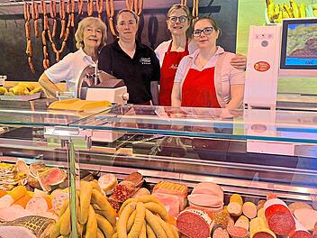 Metzgermeisterin Marion H&uuml;mmer (2.v.r.) mit ihrem Team (v.l.) Hannelore, Moni und Selina.G&uuml;nther Geiling