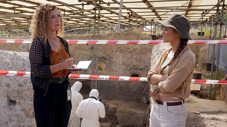 Commissario Ricarda Motte (Clelia Sarto, links) befragt am Ausgrabungsort die Arch&auml;ologie-Studentin Tanja Scholl (Rocio Luz). Sie wohnt mit der verschwundenen Simone zusammen, die von dem ebenfalls verschwundenen Professor Kr&auml;utner ein Kind erwartet.