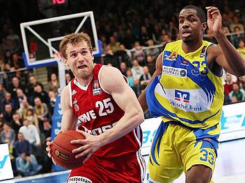 Anton Gavel (mit Ball) gl&auml;nzte in Hagen mit 28 Punkten und sechs Dreiern. Hier setzt er sich gegen Dino Gregory durch. Aber die Gala-Vorstellung des Scharfsch&uuml;tzen reichte nicht zum Erfolg. Foto: Daniel L&ouml;b