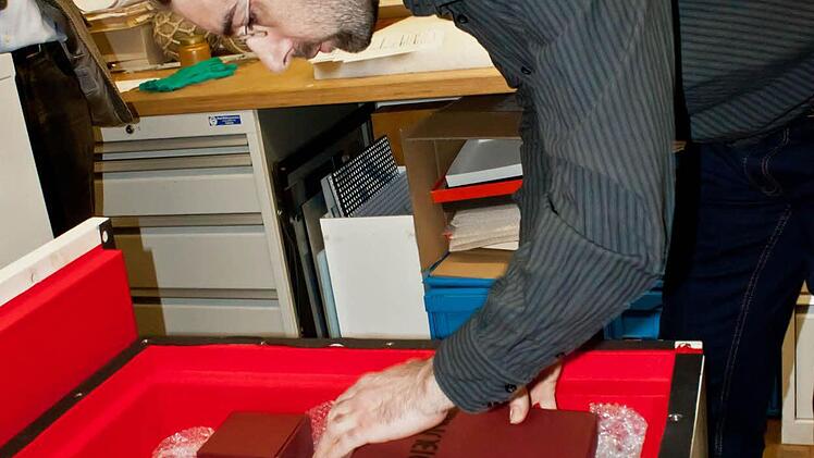 Vorsichtig verstaut Restaurator Heiner Grieb die sorgsam verpackten venezianischen Gläser in großen Klimakisten.