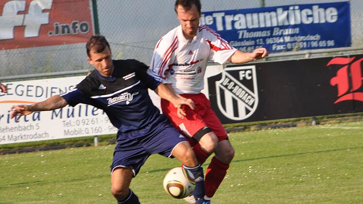 Patrick Hort (rechts) im Zweikampf mit Mathias Putzig.