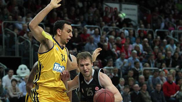 W&auml;hrend Yassin Idbihi (l.) von Berlin nach M&uuml;nchen wechselt, geht Bambergs Ass Anton Gavel zumindest noch eine Saison f&uuml;r den deutschen Meister auf Korbjagd. Foto: sportpress
