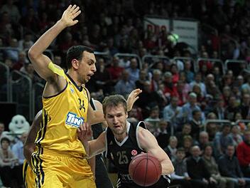 W&auml;hrend Yassin Idbihi (l.) von Berlin nach M&uuml;nchen wechselt, geht Bambergs Ass Anton Gavel zumindest noch eine Saison f&uuml;r den deutschen Meister auf Korbjagd. Foto: sportpress