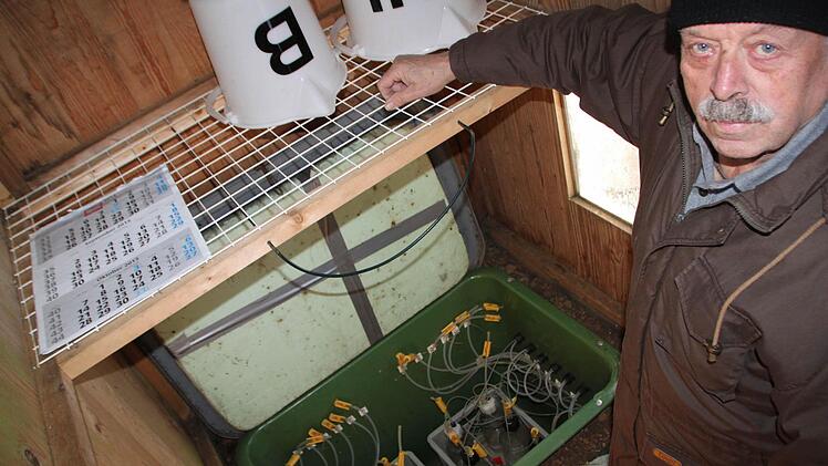 Probennehmer: Kuno Rüttiger aus Oberbach gibt Unterdruck auf die Saugkerzen, die im Waldboden eingegraben sind. Foto: Ulrike Müller