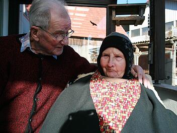 Liebevoll blickt Willi Emmert seine Frau Renate an und nimmt sie in den Arm, und das nach 65 Jahren Ehe. Heute feiern sie Eiserne Hochzeit. Foto: Gabriele Sell