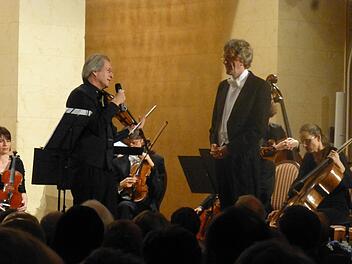 Im Gespräch mit Chefdirigent Johannes Moesus stellte Gunter Teuffel die Viola d'amore dem Publikum vor. Foto: Thomas Ahnert