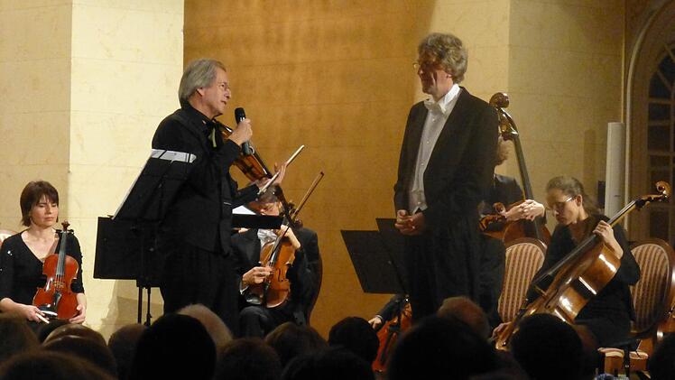Im Gespräch mit Chefdirigent Johannes Moesus stellte Gunter Teuffel die Viola d'amore dem Publikum vor. Foto: Thomas Ahnert