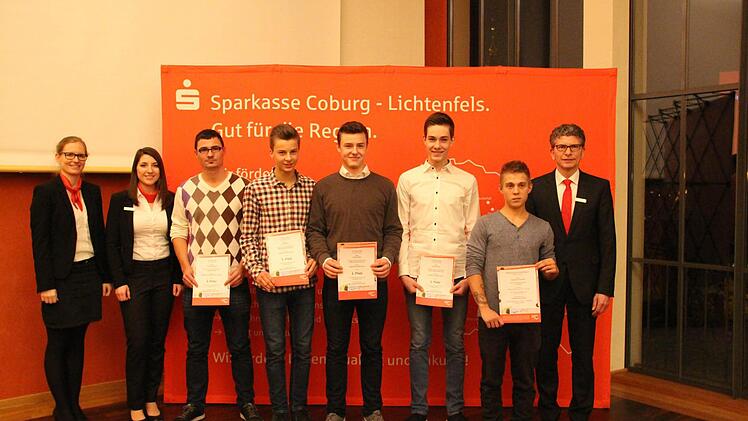 Auf dem Siegerpodest: v.l.: Carina Feulner, Katharina Scherer, Patrick Renner, Louis Piske, Fabian Apfel, Jakob Hartan, Alexander Steinfeld, Rainer Engelhardt. Foto: Dominic Buckreus