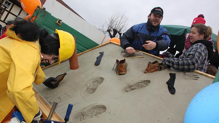 Auf die Schippe genommen wird hier das Missgeschick eines Uetzingers, der voll in den frisch verlegten Estrich hinein trampelte. Foto: Matthias Einwag