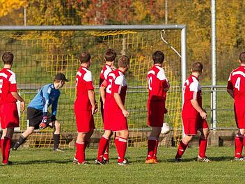 Das Nachsehen haben die Spieler der SG Lauenstein nicht nur in dieser Szene, als sie beim Gastspiel in Gundelsdorf ein Freistoßtor kassieren. Das Nachsehen könnten sie nach dem aktuellen Sportgerichtsurteil nun auch im Abstiegskampf der Kreisklasse 4 haben, denn der Rückstand zum Relegationsplatz ist dadurch von zwei auf acht Punkte angewachsen. Foto: Archiv/Heinrich Weiß