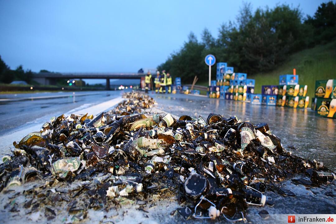 Ladungssicherung bei Getraenkelaster unzureichend - Lkw verliert etwa 200 Bierkaesten auf der Autobahn