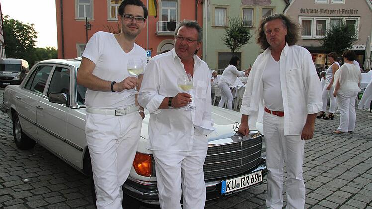 Ronald Röttgen (Mitte) hat eigens den alten weißen Mercedes aus der Garage geholt - natürlich gewährte Veranstalter Tobias Schöffel dem Auto einen Ehrenplatz. Auch Reinhold Lednig bestaunte das Gefährt.  Foto: Sonny Adam