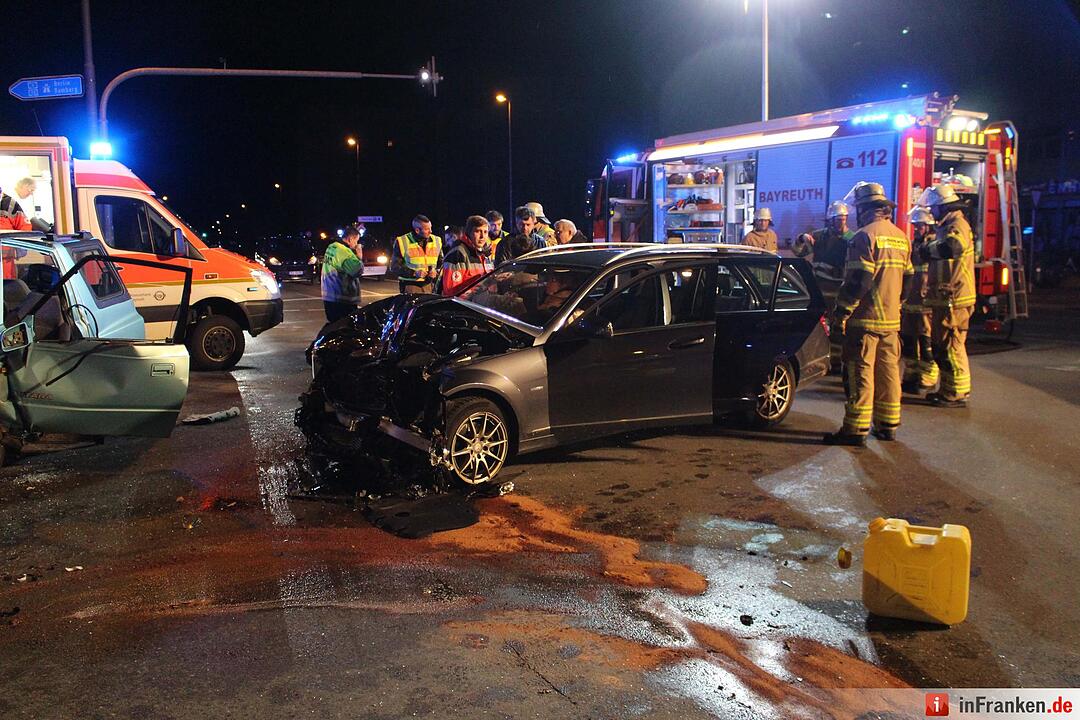 Frontalcrash in Bayreuth: Autos kollidieren - drei Menschen verletzt