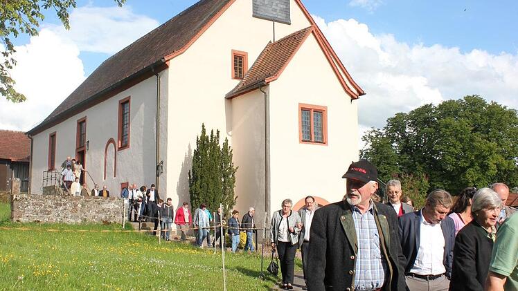 Die Teilnehmer verlassen die evangelische Kirche. Foto: Birgit Will