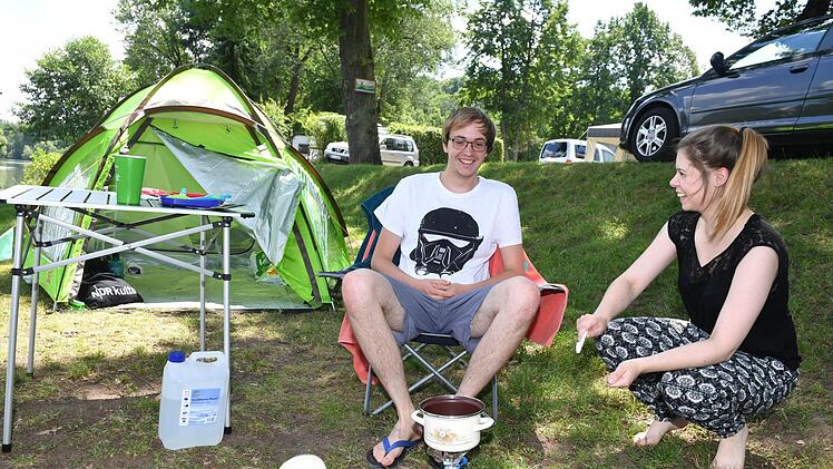 Normalerweise zelten sie nur bei Festivals - aber für den Trip nach Bamberg hat das Paar aus Hamburg aufgerüstet: Diesmal sind Tisch und Stühle dabei.Foto: Ronald Rinklef