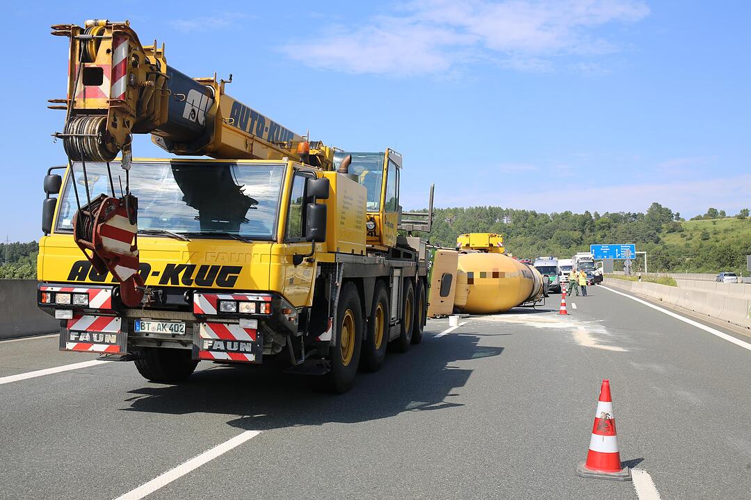 A9 bei Bindlach: Betonmischer stürzt nach Reifenplatzer um
