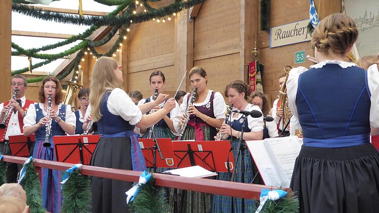 Aufritt am Oktoberfest: (von links) Joachim Bauer, Sandra Strobel, Jutta Sebert, Dirigentin Isabell Schmitt, Bettina Mehn, Katrin Lutz, Carina Rauh und von hinten Eva Kraus.Elisabeth Mehn