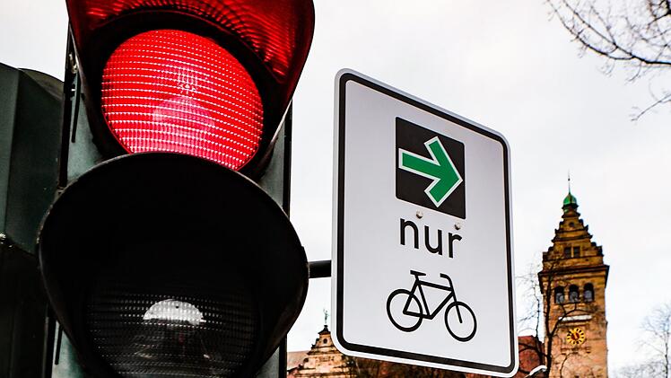 An fünf Bamberger Kreuzungen (hier die Marienbrücke in Richtung Heinrichsdamm) gibt es seit Dienstag einen Rechtsabbiegerpfeil für Radfahrer. Bamberg nimmt als eine von neun Städten an einem bundesweiten Pilotprojekt teil. Foto: Matthias Hoch