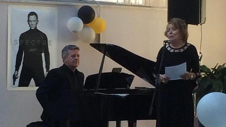Konzert beim Frauenring Bad Kissingen:  Rechts Sängerin Christa Tuchscheerer, am Piano Ralf Meyer-Natus. Birgit Fischer