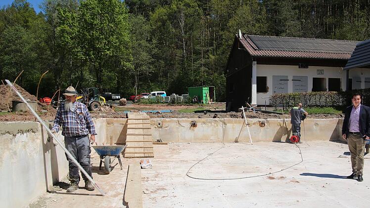 Nein, nasse Füße wird sich Seßlachs Bürgermeister Maximilian Neeb in nächster Zeit im Becken des Freibads Autenhausen nicht mehr holen. Dennoch strahlte der Rathauschef am gestrigen Montag mit der Sonne um die Wette. Nach langem Hin und Her hat die Umgestaltung des idyllisch gelegenen, aber veralteten Bades zum Naturbad "Autilus" nun begonnen. Nach Entfernen der Folie zeigte sich, wie notwendig die Sanierung des Beckens ist. Foto: Bettina Knauth