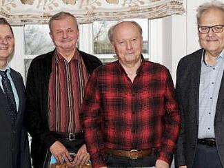 Über 2000 freiwillige Arbeitsstunden haben Gerd Kost (Zweiter von links) und Ewald Fischer (Zweiter von rechts) auf dem Schlossberg geleistet. Dafür bedankten sich Bürgermeister Claus Bittenbrünn (rechts) und Burgvogt Eddi Klug (links). Kost kümmert sich zudem seit 40 Jahren als Säckelwart um die Finanzen der Schlossberggemeinde.